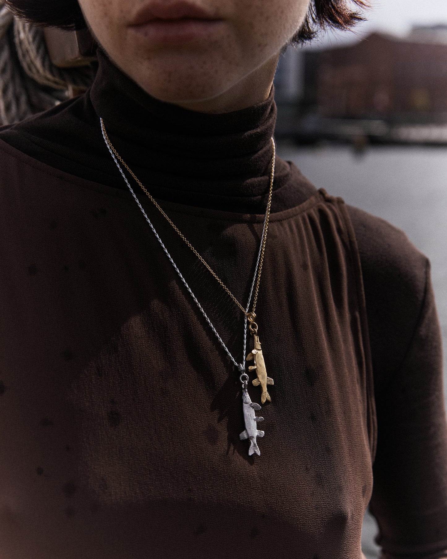 Halskette mit Sander Anhänger, am Model getragen, Sterling Silber und gold-plattiert in Form eines Zanders, handmodelliert