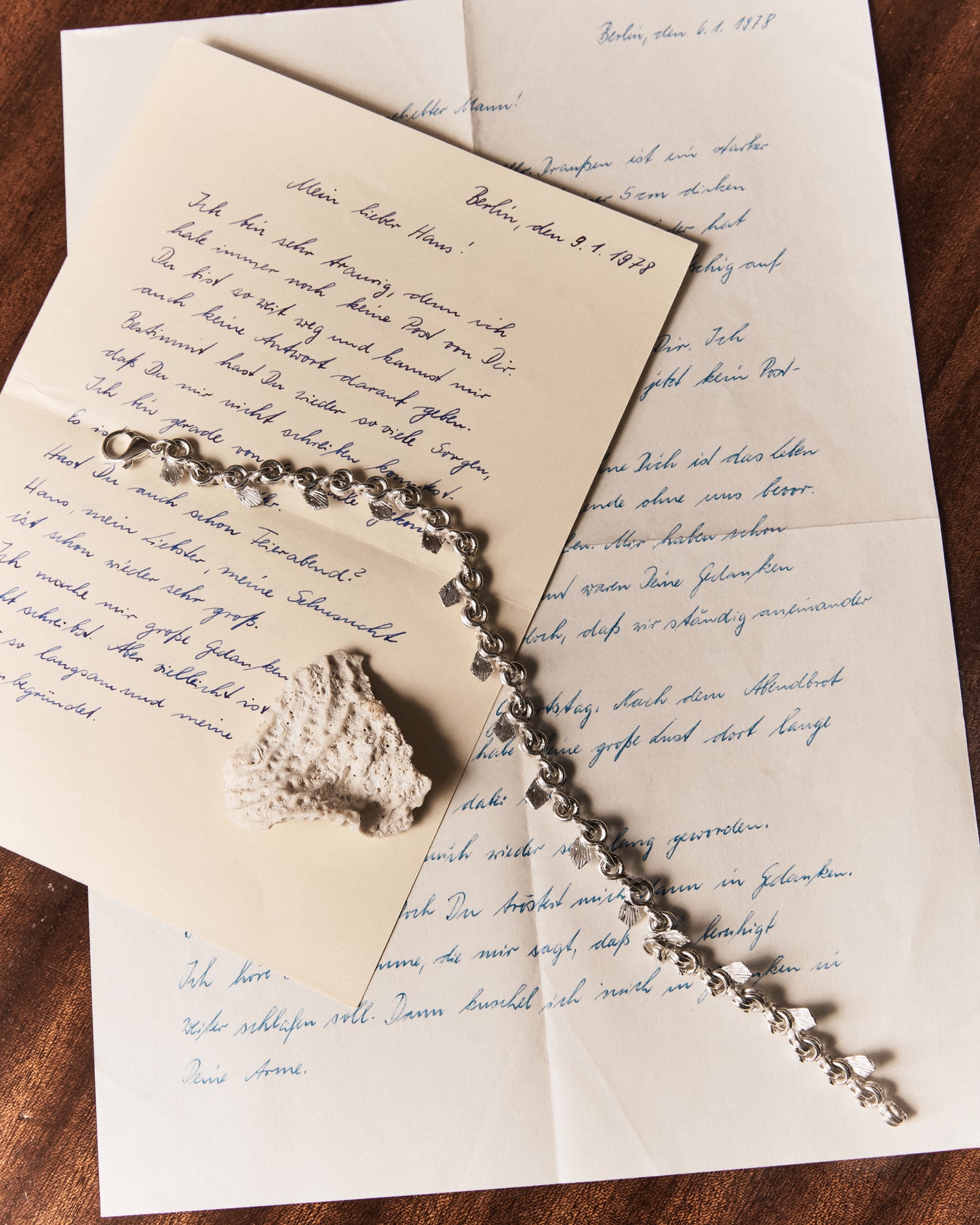 Sander Fußkettchen inspiriert von schweren Achtergliedern mit Raubfisch-Rückenflossen, Sterling Silber, in Kontext auf Navigationstisch