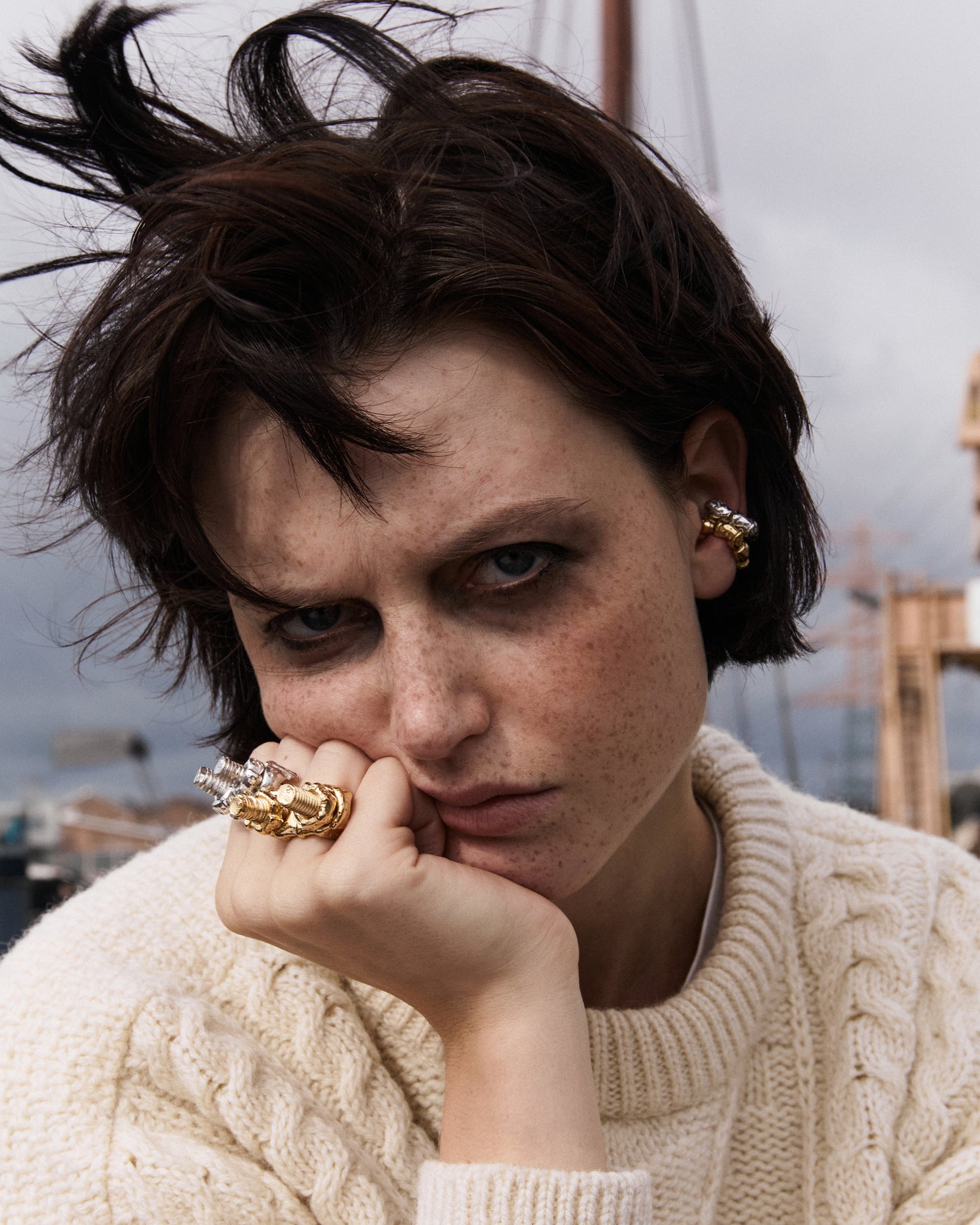 Maena Klemm Ring: robustes See-Artefakt mit texturierter, glänzender Oberfläche – Sterling Silber und gold plattiert getragen am Model