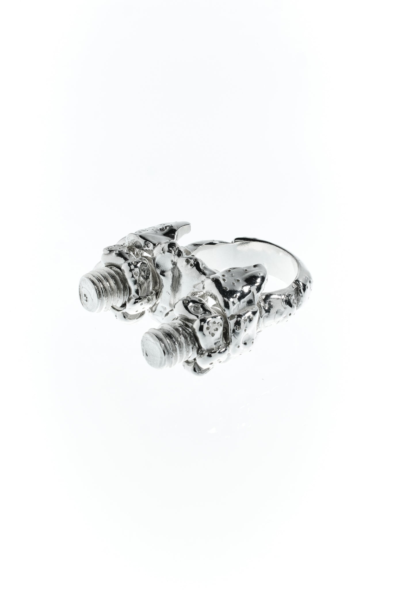 Maena Klemm Ring: robustes See-Artefakt mit texturierter, glänzender Oberfläche – Sterling Silber abgebildet vor weißem Hintergrund