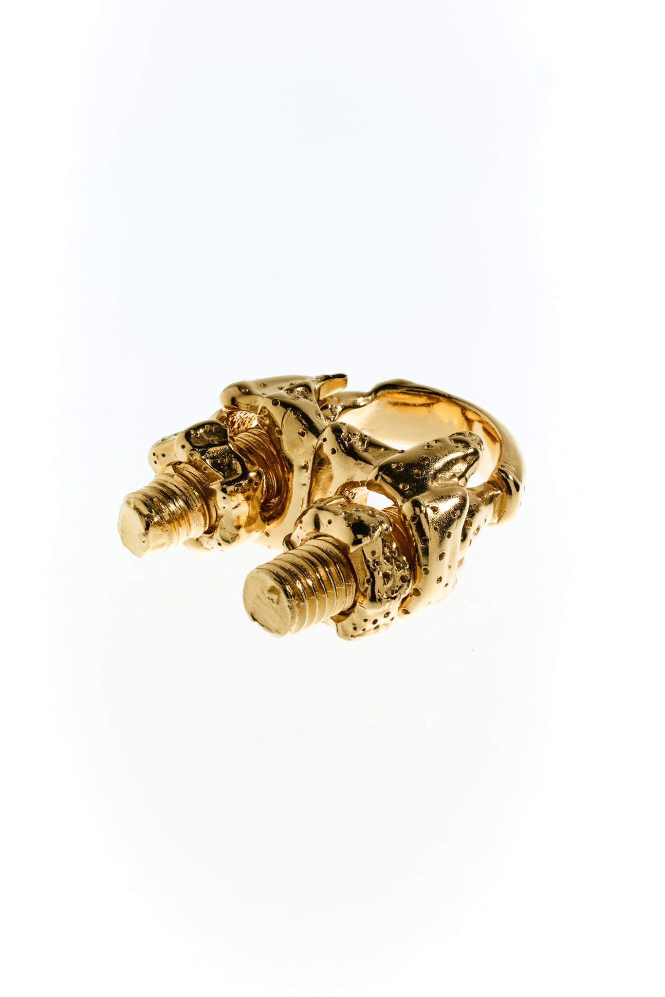Maena Klemm Ring: robustes See-Artefakt mit texturierter, glänzender Oberfläche – gold plattiert abgebildet vor weißem Hintergrund