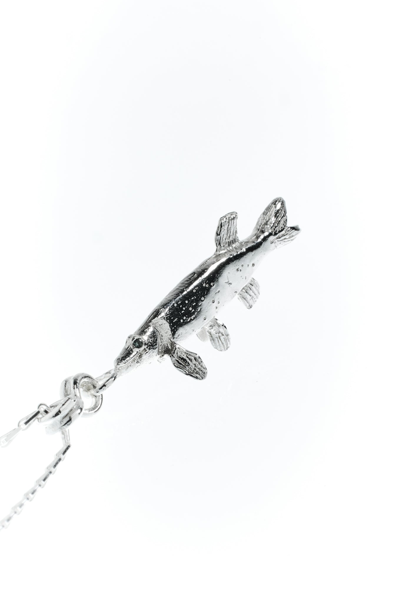 Sander Anhänger, 8 g, 16 x 57 x 8 mm, Sterling Silber in Form eines Zanders, handmodelliert Detailbild Saphir Auge