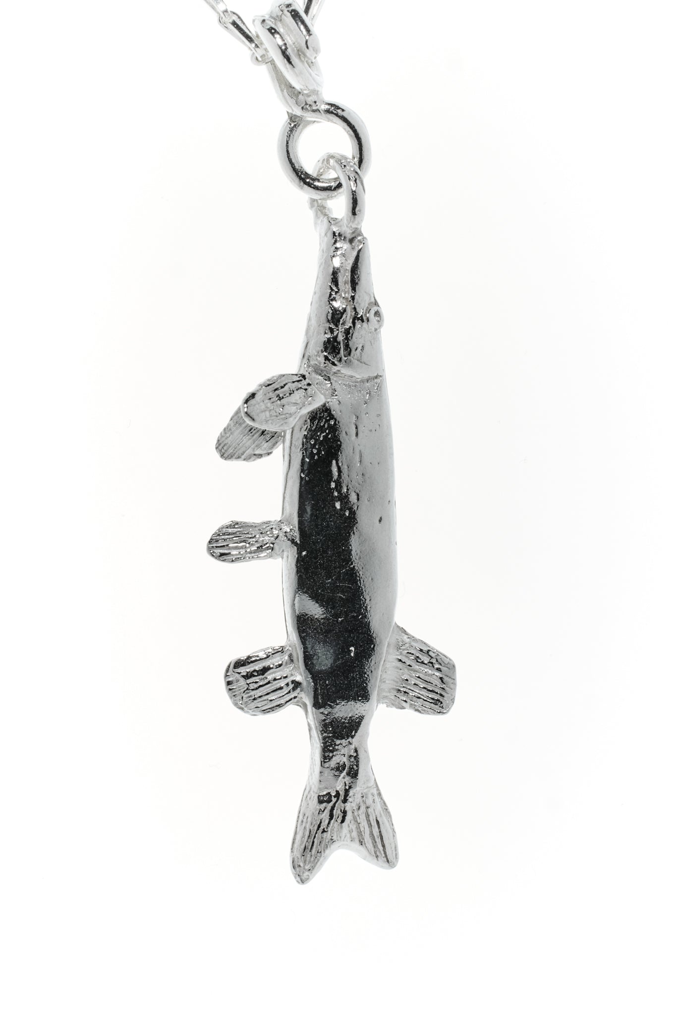 Halskette mit Sander Anhänger, 8 g, 16 x 57 x 8 mm, Sterling Silber in Form eines Zanders, handmodelliert