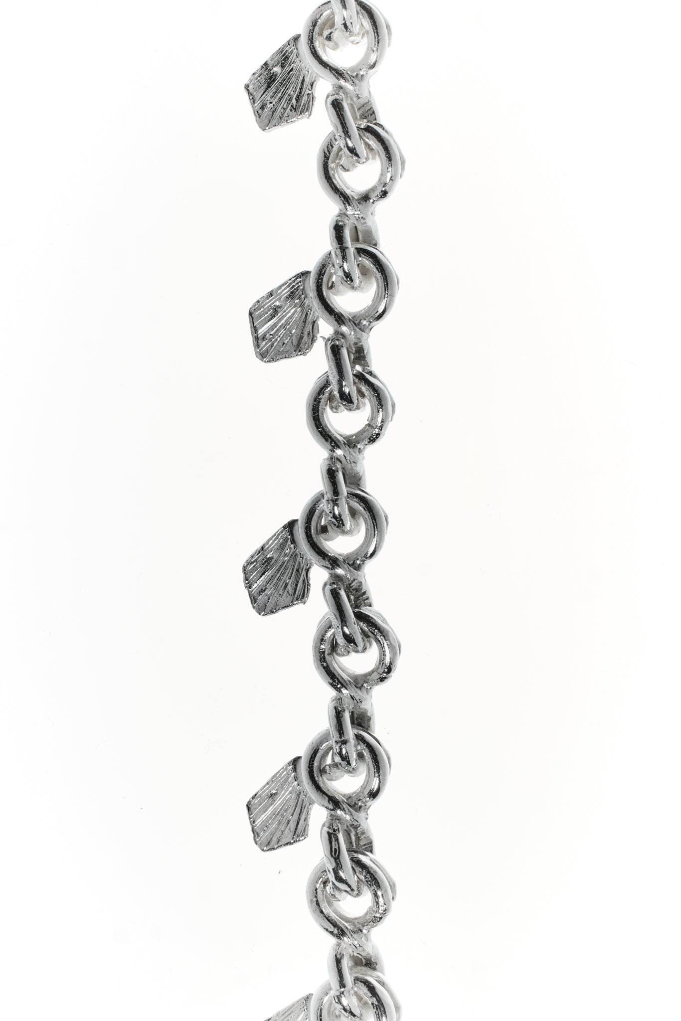 Sander Fußkettchen inspiriert von schweren Achtergliedern mit Raubfisch-Rückenflossen, Sterling Silber, Detailfoto
