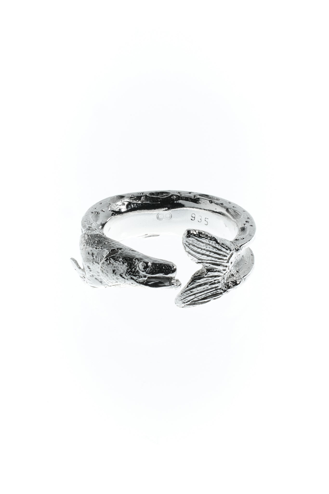 Zander um den Finger, marmorierte Haut Sterling Silber. Abgebildet vor weißem Hintergrund.