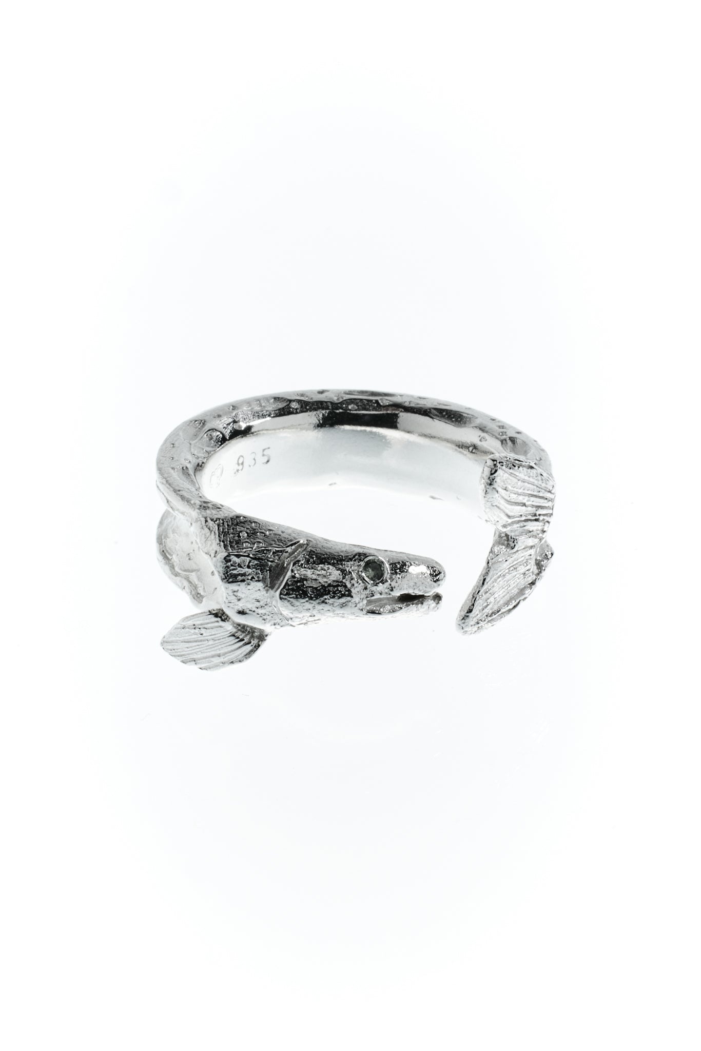 Zander um den Finger, marmorierte Haut Sterling Silber. Detailfoto von Saphir Auge