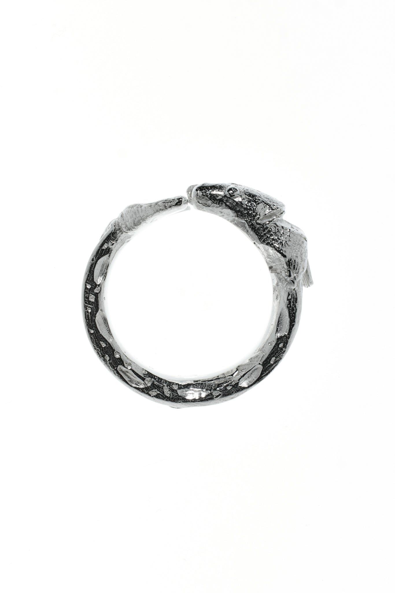 Zander um den Finger, marmorierte Haut Sterling Silber. Abgebildet vor weißem Hintergrund.