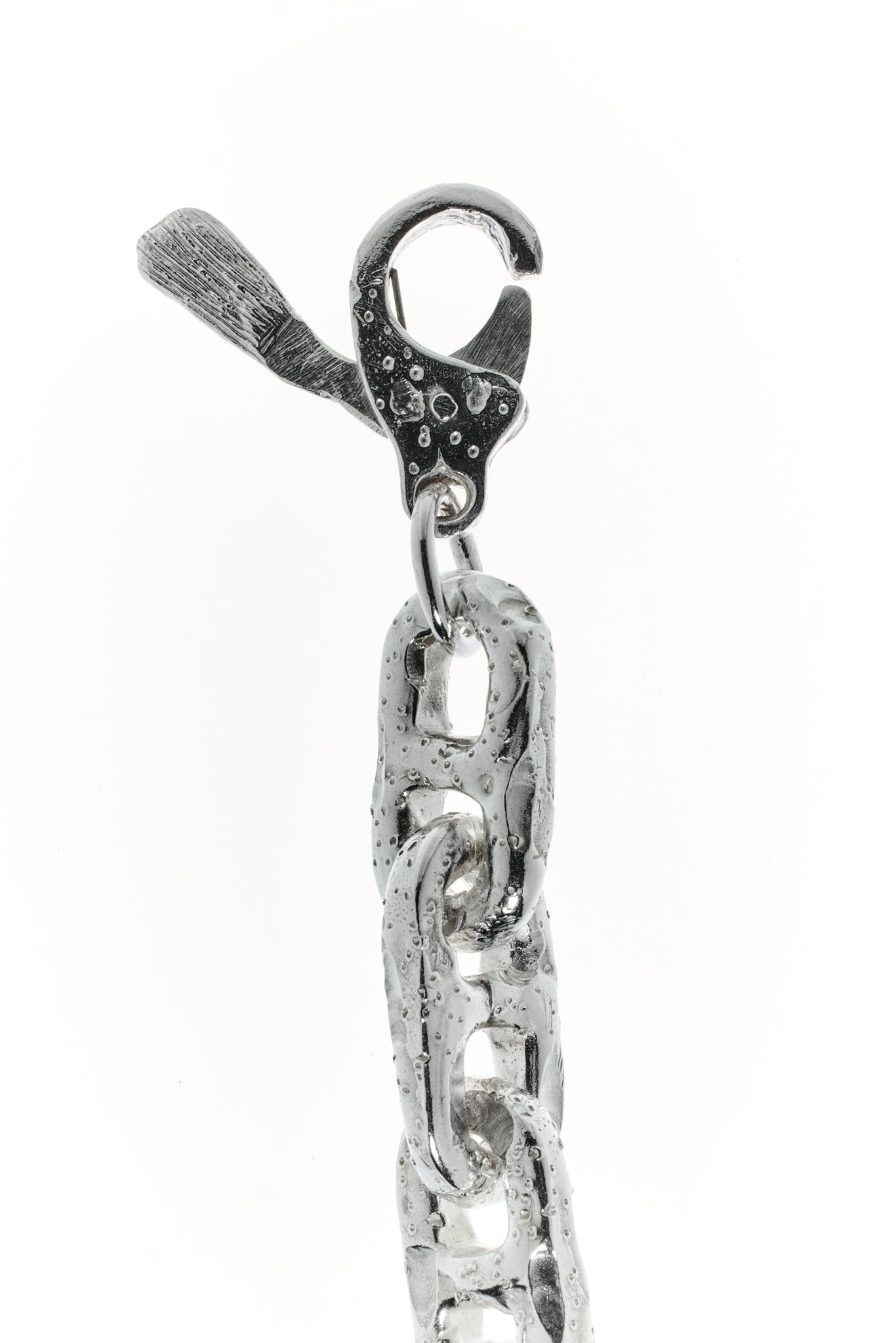 Schwere Ankerkettenglieder mit marmorierter Zanderhaut – Zanderflosse gibt dem Karabiner Halt, getragen als Andenken, handgefertigt aus 100% recyceltem 935er Sterling Silber - Detailbild