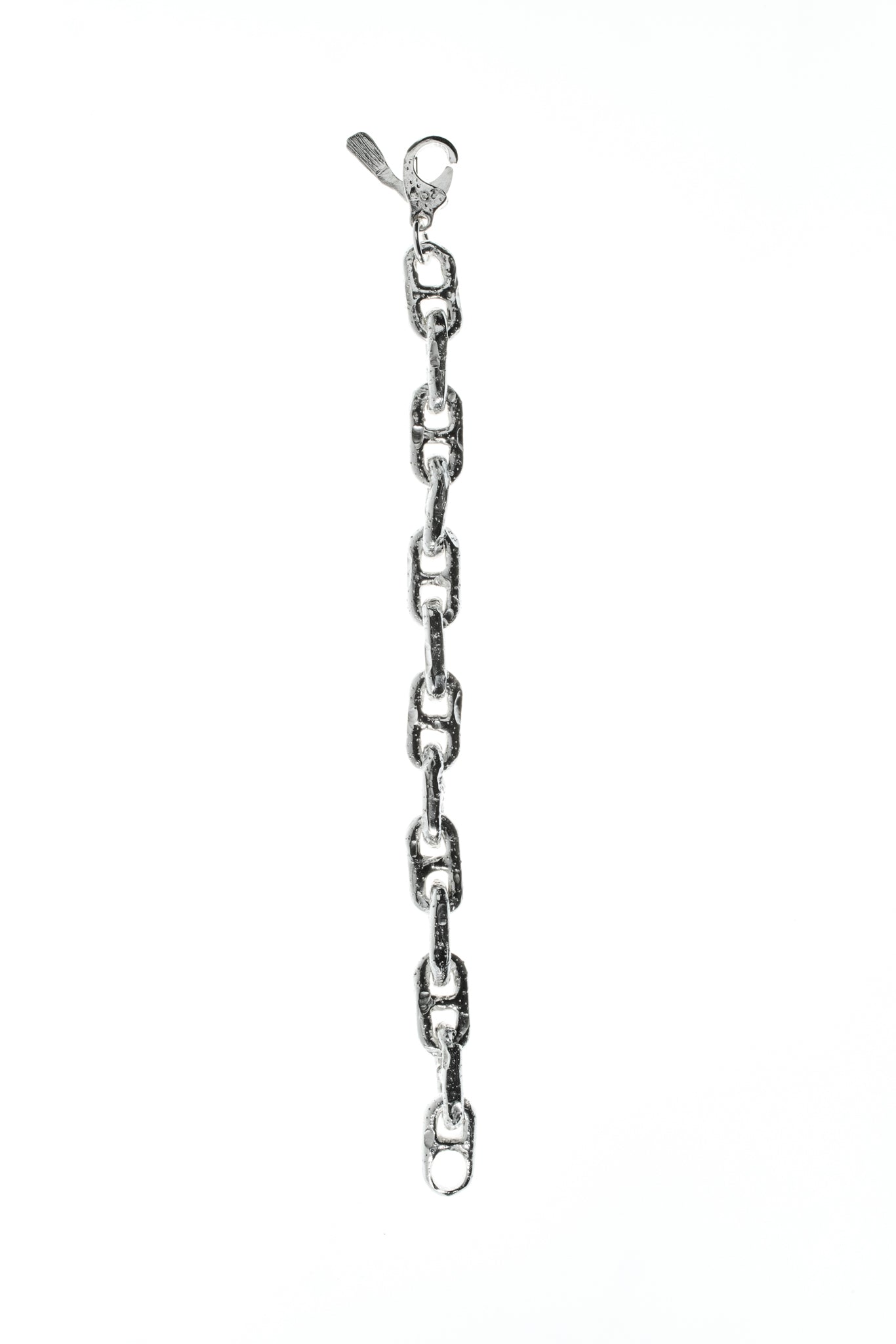 Schwere Ankerkettenglieder – Zanderflosse gibt dem Karabiner Halt, handgefertigt aus 100% recyceltem 935er Sterling Silber.