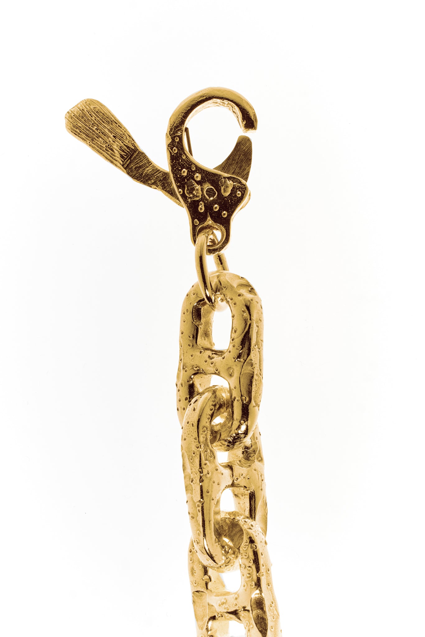 Schwere Ankerkettenglieder – Zanderflosse gibt dem Karabiner Halt, handgefertigt aus 100% recyceltem 935er Sterling Silber und mit 18kt Gold plattiert - Detailbild