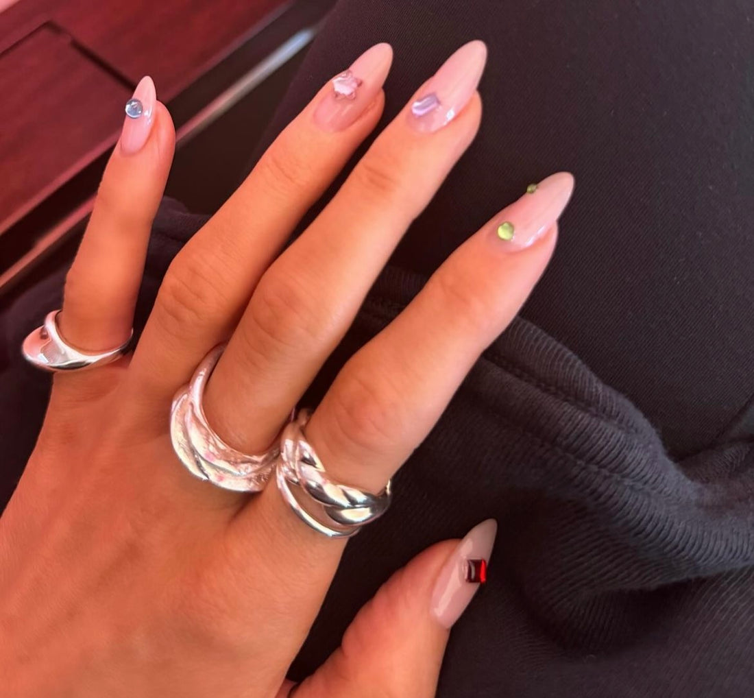 Kylie Jenner trägt Carolin Dieler Schmuck