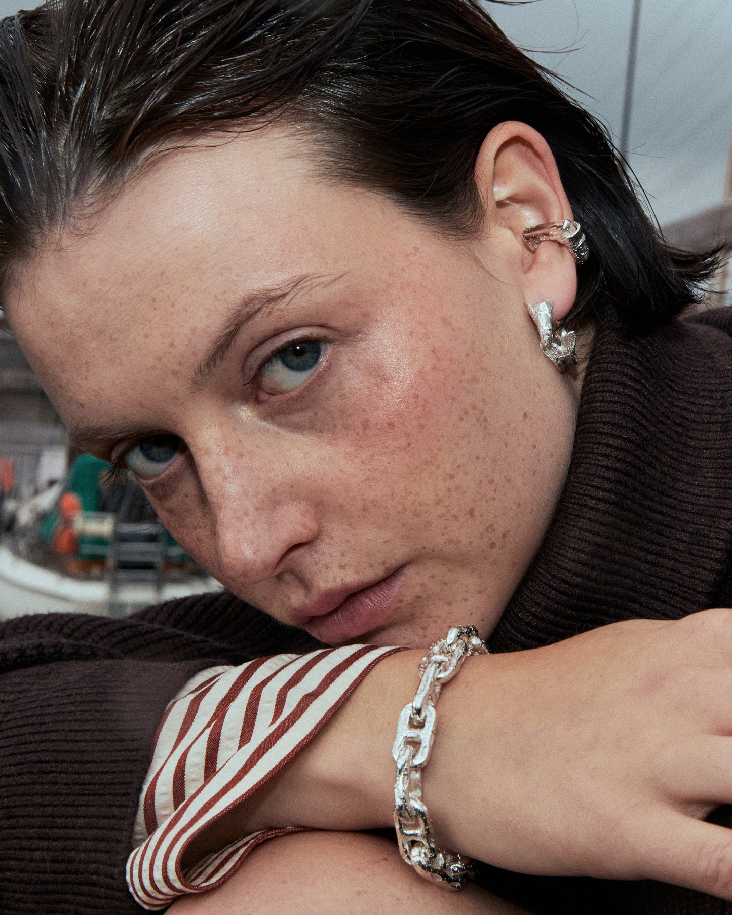 Sander Ear Cuff aus Sterling Silber 935,am Ohr getragen – gepunktete Oberfläche mit Rückenflosse, handgefertigt in Berlin