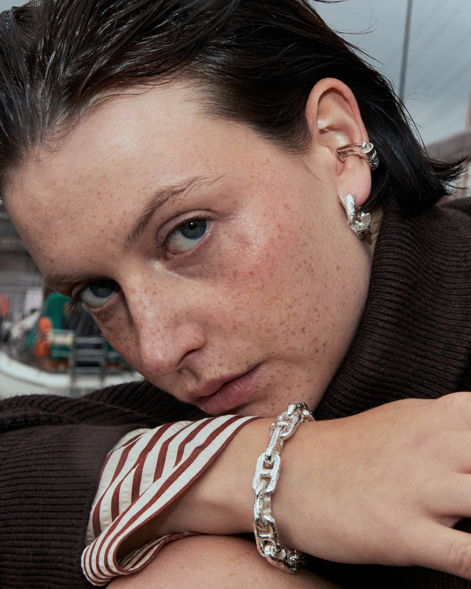 Sander Ear Cuff aus Sterling Silber 935,am Ohr getragen – gepunktete Oberfläche mit Rückenflosse, handgefertigt in Berlin
