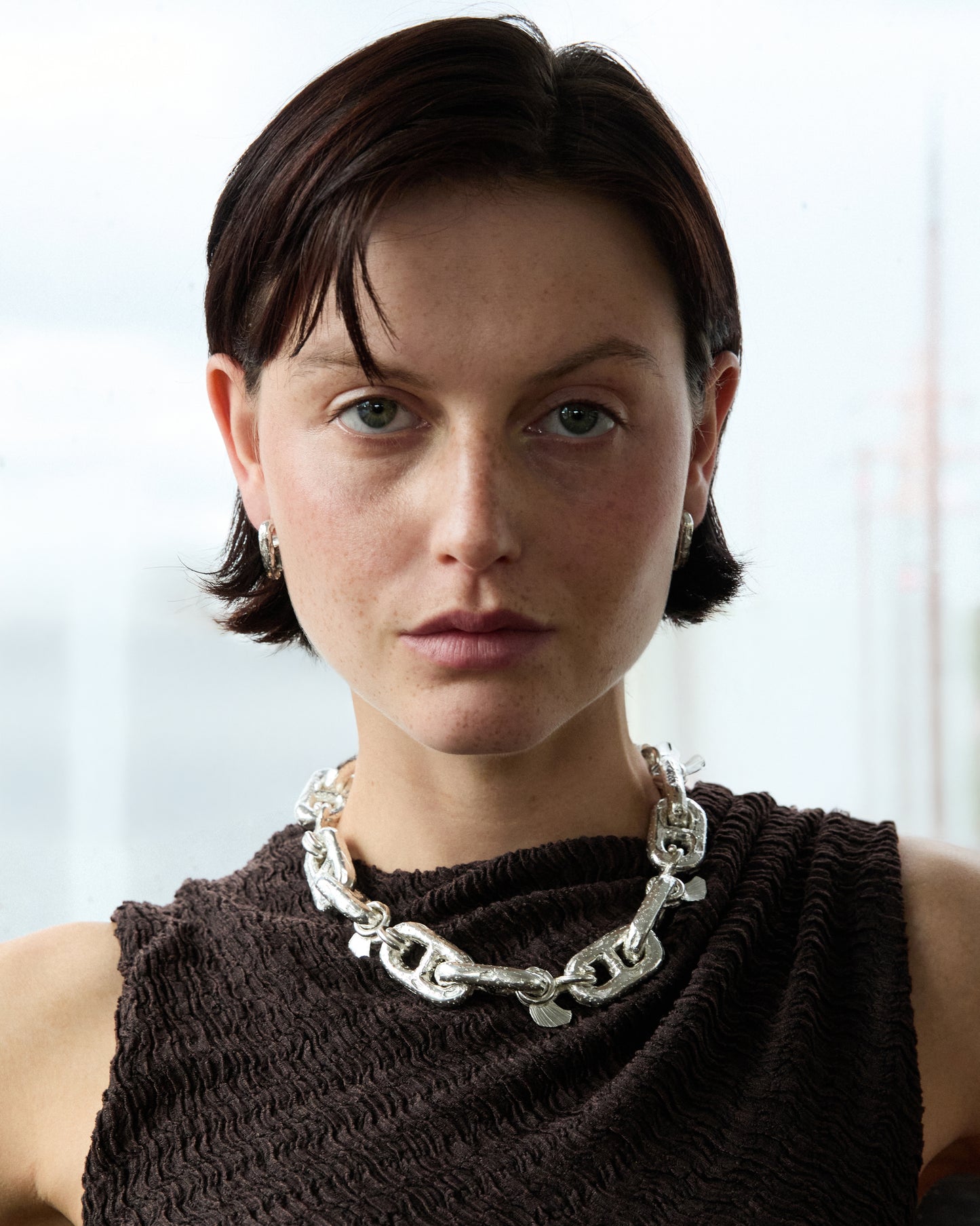 Schwere Ankerketten, handgefertigter Zander-Karabiner – Verbindung zwischen Mensch und Meer, aus recyceltem Sterling Silber handgefertigtes Collier am Model getragen