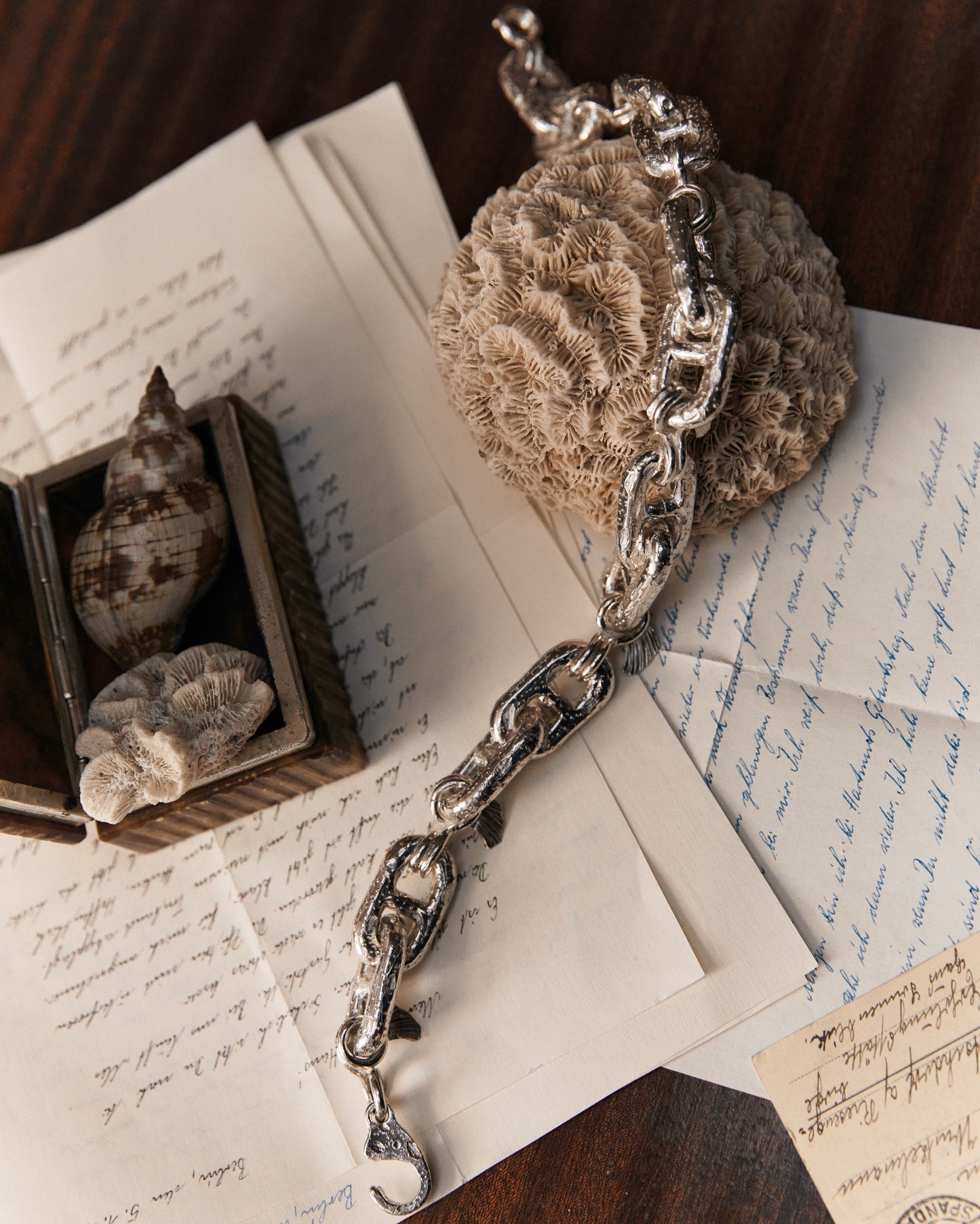 Schwere Ankerketten, handgefertigter Zander-Karabiner – Verbindung zwischen Mensch und Meer, aus recyceltem Sterling Silber handgefertigtes Collier im Kontext eines Navigations Tisches