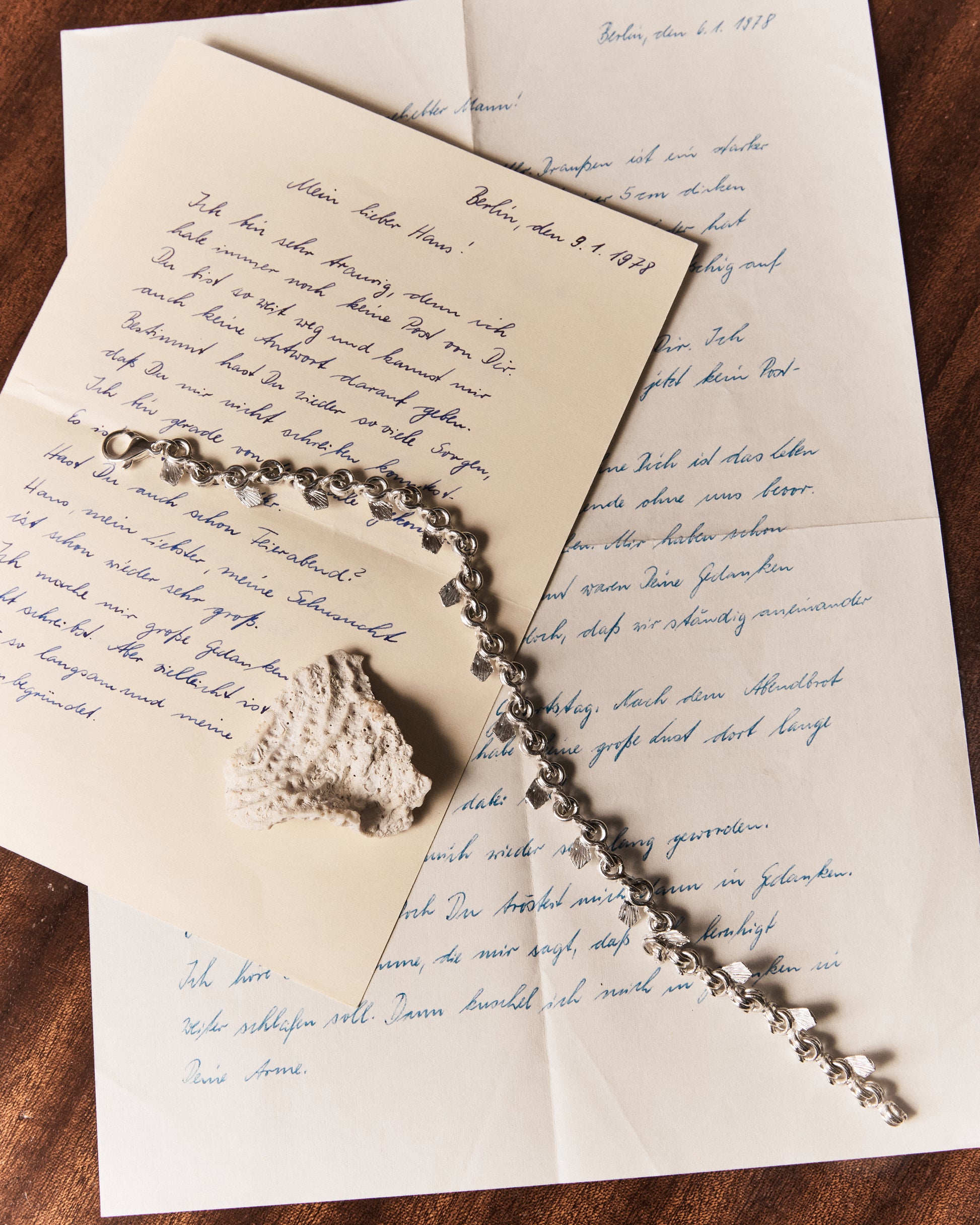 Sander Fußkettchen inspiriert von schweren Achtergliedern mit Raubfisch-Rückenflossen, Sterling Silber, in Kontext auf Navigationstisch