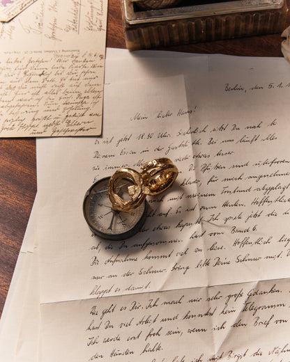  langer, marmorierter Zander schmiegt sich um den Finger. gold plattiert.  Aufgenommen im Kontext auf Navigationstisch.