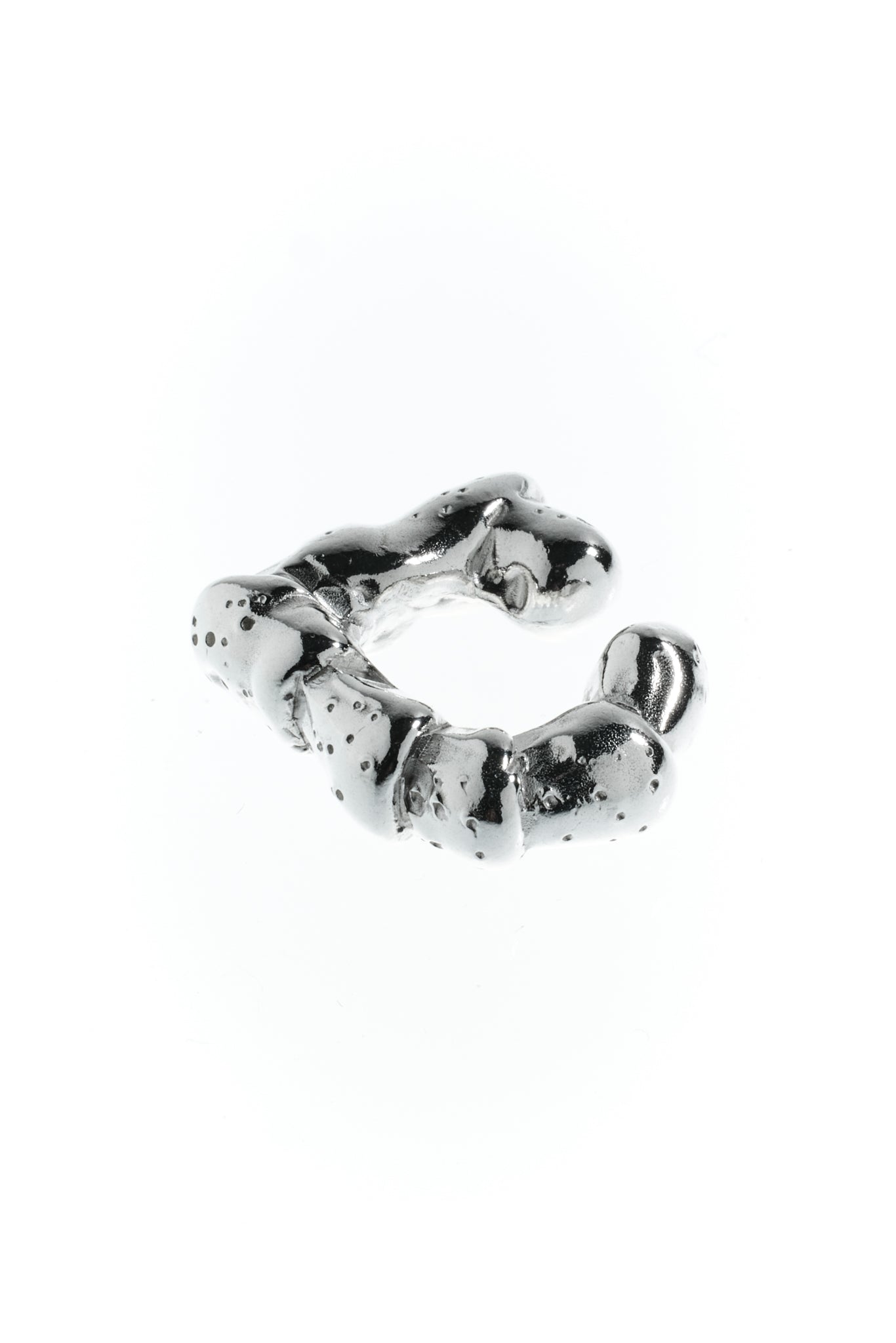 Maena Ear Cuff aus Sterling Silber 935 mit Strandkrabben-Laufbein – Modellbild auf weißem Hintergrund