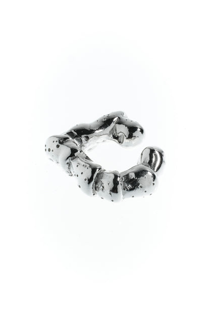 Maena Ear Cuff aus Sterling Silber 935 mit Strandkrabben-Laufbein – Modellbild auf weißem Hintergrund