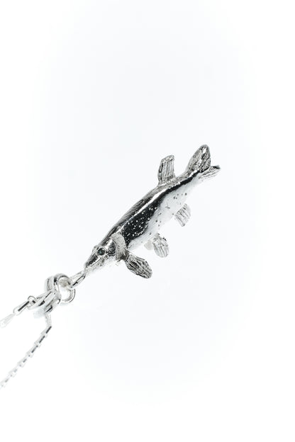 Sander Anhänger, 8 g, 16 x 57 x 8 mm, Sterling Silber in Form eines Zanders, handmodelliert Detailbild Saphir Auge