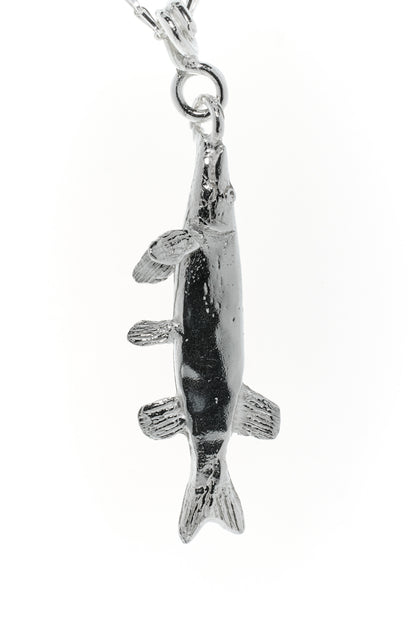 Halskette mit Sander Anhänger, 8 g, 16 x 57 x 8 mm, Sterling Silber in Form eines Zanders, handmodelliert 