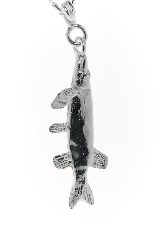 Halskette mit Sander Anhänger, 8 g, 16 x 57 x 8 mm, Sterling Silber in Form eines Zanders, handmodelliert 