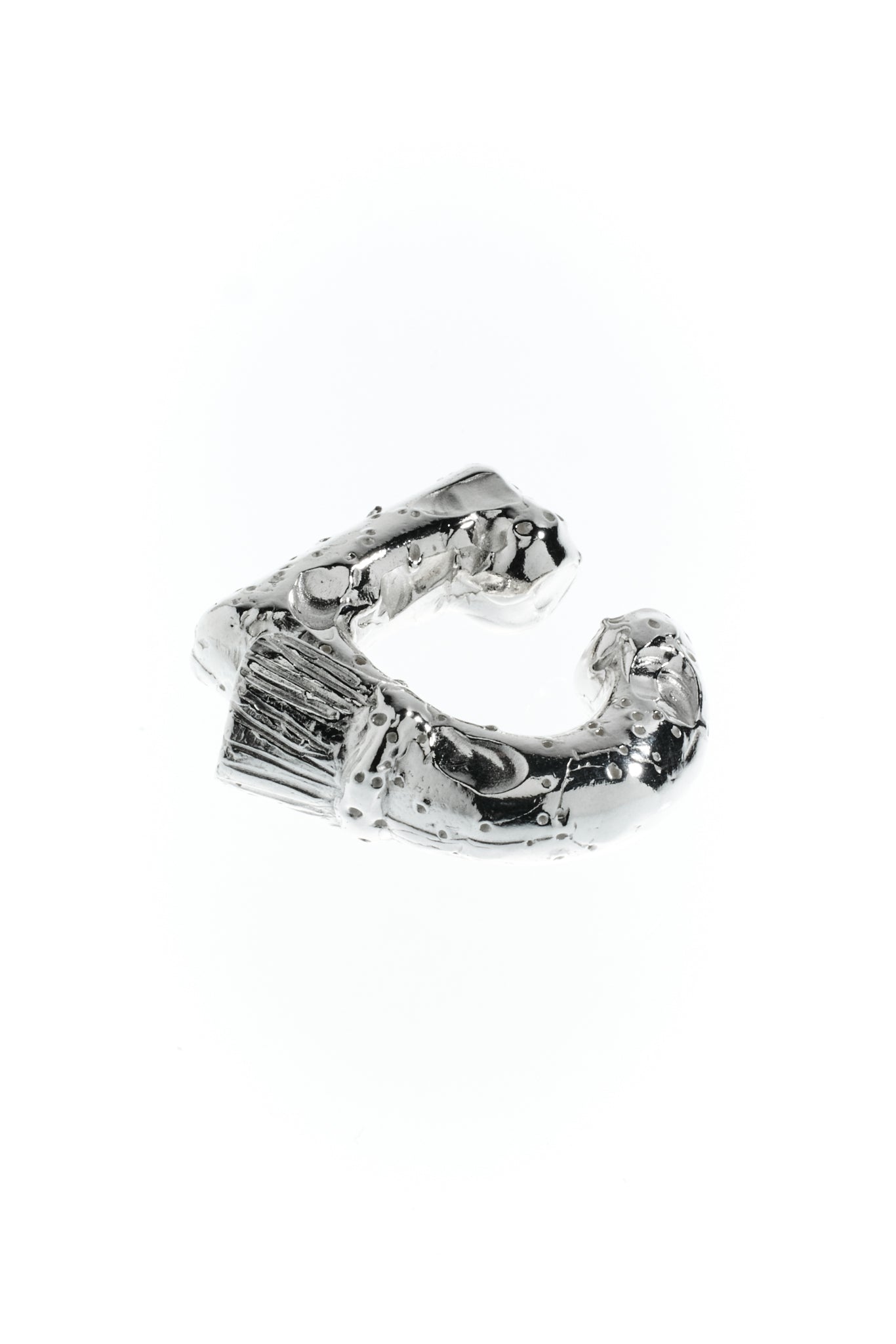 Sander Ear Cuff aus Sterling Silber 935, 11 g, 22×20×7 mm – gepunktete Oberfläche mit Rückenflosse, handgefertigt in Berlin