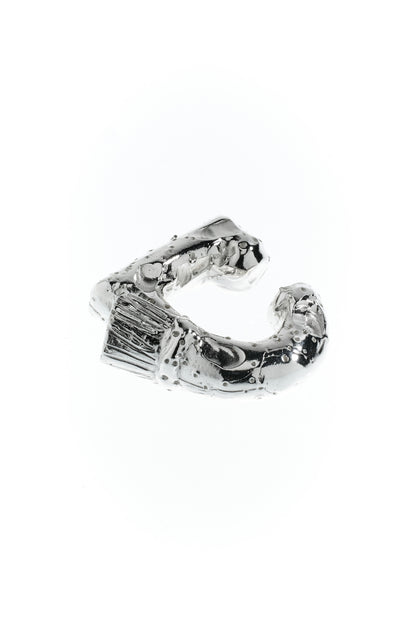 Sander Ear Cuff aus Sterling Silber 935, 11 g, 22×20×7 mm – gepunktete Oberfläche mit Rückenflosse, handgefertigt in Berlin