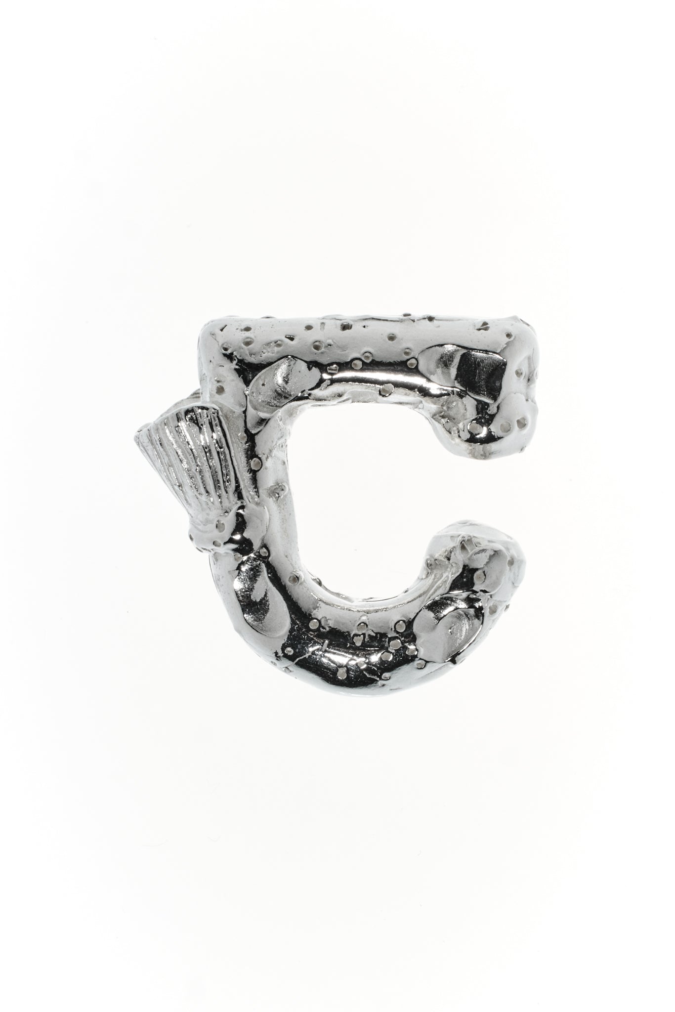 Sander Ear Cuff aus Sterling Silber 935, 11 g, 22×20×7 mm – gepunktete Oberfläche mit Rückenflosse, handgefertigt in Berlin