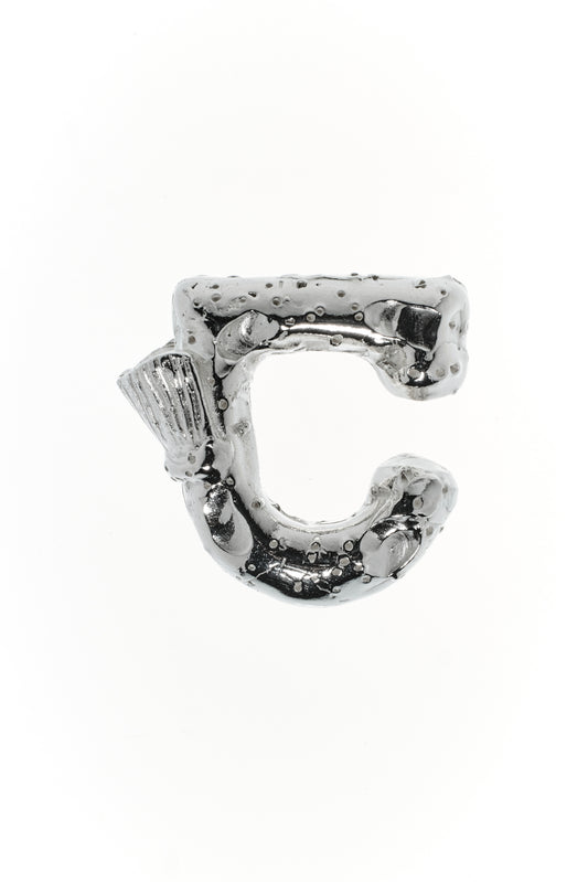 Sander Ear Cuff aus Sterling Silber 935, 11 g, 22×20×7 mm – gepunktete Oberfläche mit Rückenflosse, handgefertigt in Berlin