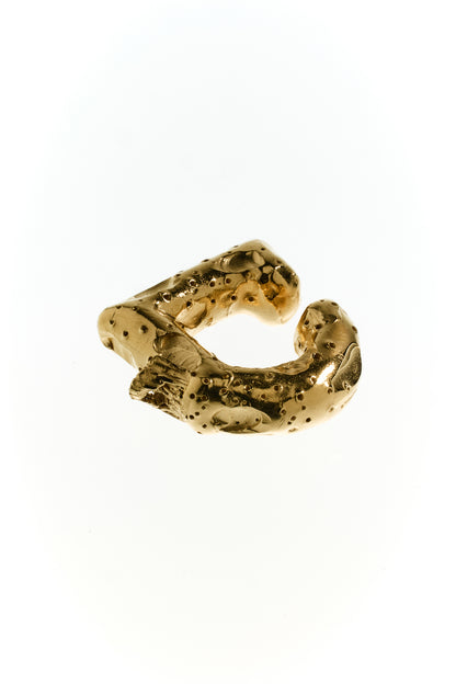 Sander Ear Cuff gold-plattiert, 11 g, 22×20×7 mm – gepunktete Oberfläche mit Rückenflosse, handgefertigt in Berlin