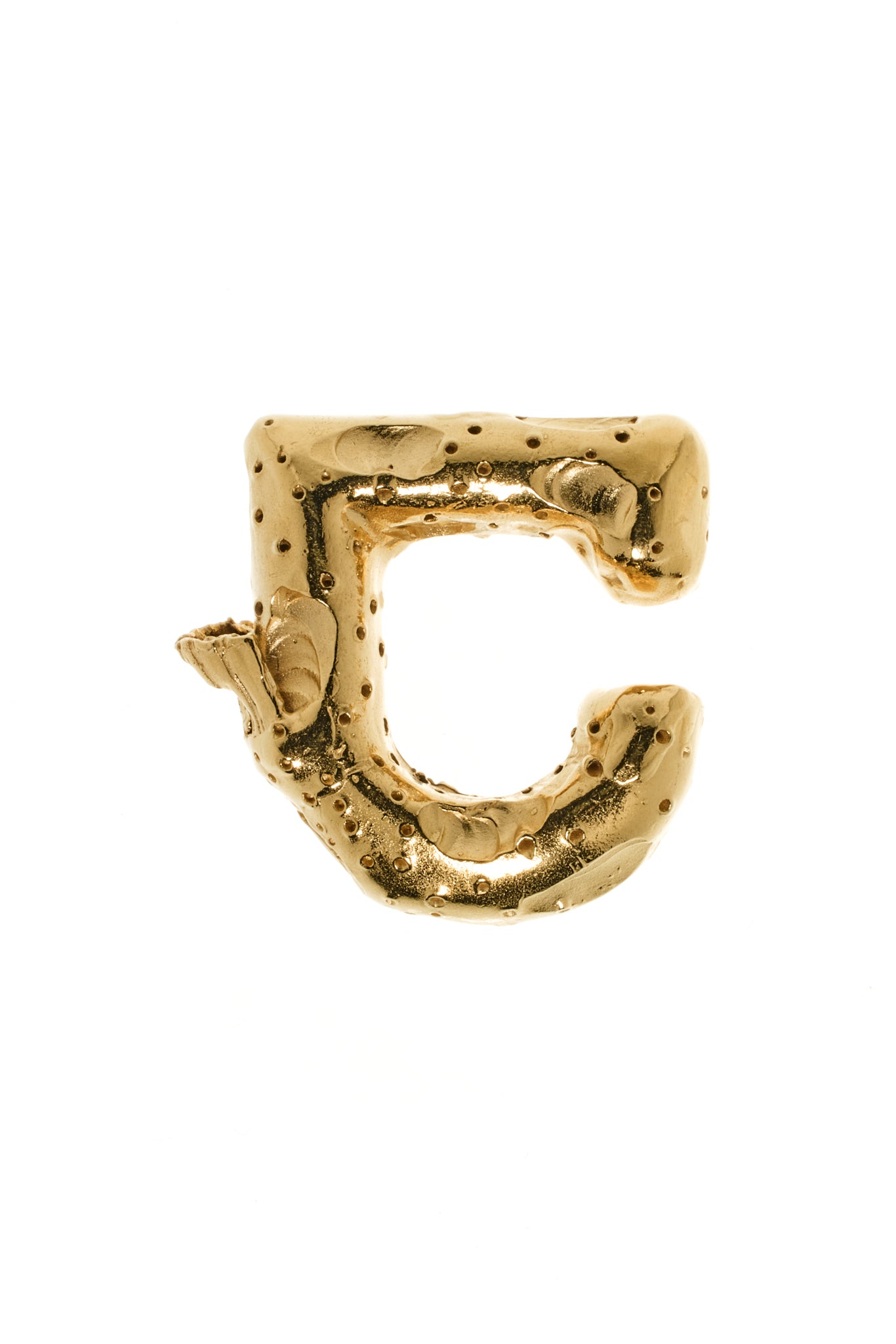 Sander Ear Cuff gold-plattiert, 11 g, 22×20×7 mm – gepunktete Oberfläche mit Rückenflosse, handgefertigt in Berlin