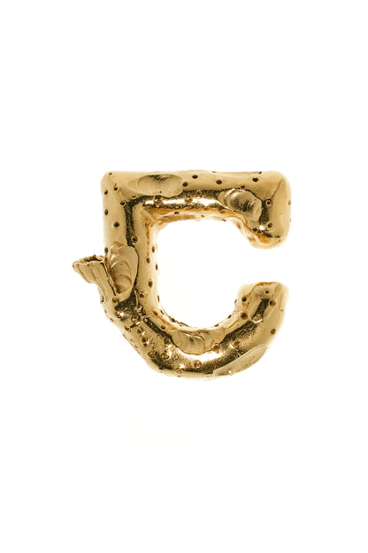 Sander Ear Cuff gold-plattiert, 11 g, 22×20×7 mm – gepunktete Oberfläche mit Rückenflosse, handgefertigt in Berlin