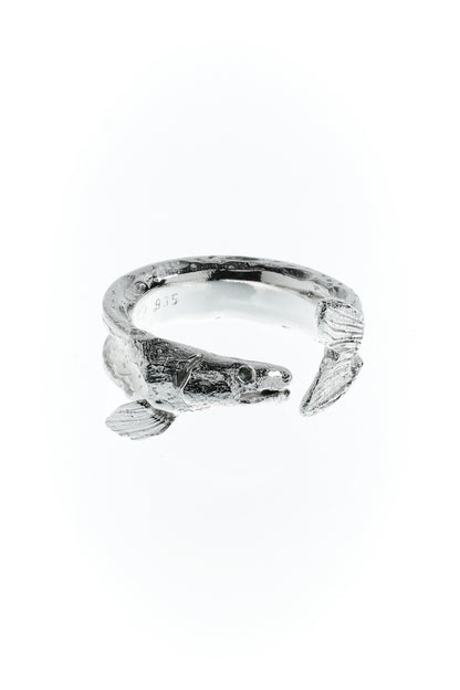 Zander um den Finger, marmorierte Haut Sterling Silber. Detailfoto von Saphir Auge