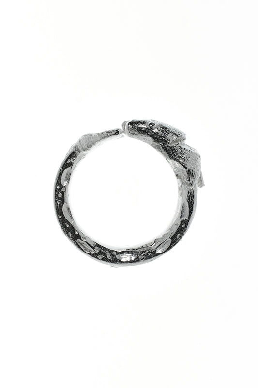 Zander um den Finger, marmorierte Haut Sterling Silber. Abgebildet vor weißem Hintergrund.