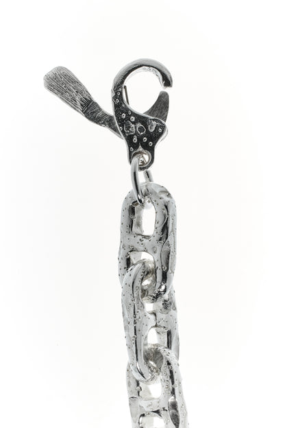 Schwere Ankerkettenglieder mit marmorierter Zanderhaut – Zanderflosse gibt dem Karabiner Halt, getragen als Andenken, handgefertigt aus 100% recyceltem 935er Sterling Silber - Detailbild