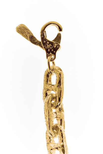 Schwere Ankerkettenglieder  – Zanderflosse gibt dem Karabiner Halt, handgefertigt aus 100% recyceltem 935er Sterling Silber und mit 18kt Gold plattiert - Detailbild